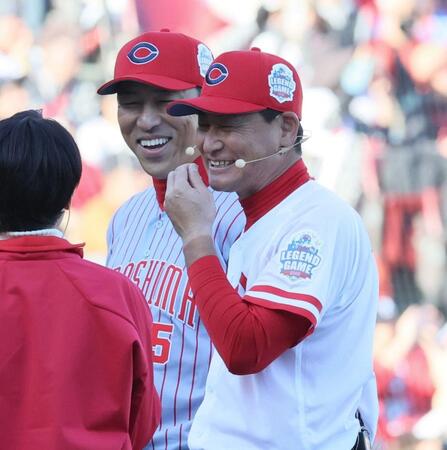 　夢のレジェンド対決を前に笑顔を見せる黒田球団アドバイザーと前田智徳氏（撮影・市尻達拡）