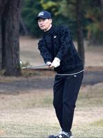 　ゴルフを楽しむ島内