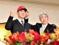 　仮契約を終え、会見に臨む平川。右は近藤スカウト（撮影・畠山賢大）