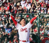 　ＨＲ＆ヒットチャレンジで、ホームランを放ち両手を挙げる新井監督（撮影・市尻達拡）