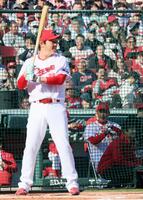 　ＨＲ＆ヒットチャレンジで、新井監督の打席を見つめる金本知憲氏（撮影・市尻達拡）