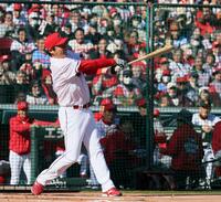 　ＨＲ＆ヒットチャレンジで、金本氏が見つめる中、柵越えを放つ新井監督（撮影・市尻達拡）