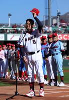 　試合前に、ファンにあいさつする山本浩二氏（撮影・市尻達拡）