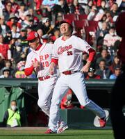 　２回、三本間に挟まれ、金本知憲氏から激しいタッチを受ける三走の新井監督（撮影・市尻達拡）