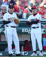 　夢のレジェンド対決前、話をする広島ＯＢ・外木場義郎氏と巨人ＯＢ・江川卓氏（撮影・市尻達拡）