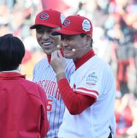 　夢のレジェンド対決を前に笑顔を見せる黒田球団アドバイザーと前田智徳氏（撮影・市尻達拡）