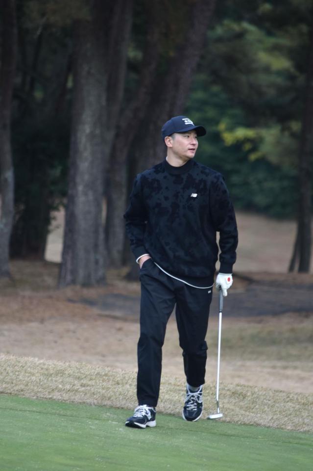 　選手会ゴルフに参加し、リラックスした表情を浮かべる島内