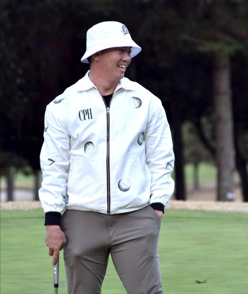 　ゴルフを満喫する中村健（撮影・高橋涼太朗）