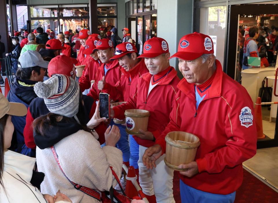 　レジェンドゲーム前、募金を呼びかける（右から）川端順氏、山崎隆造氏、高橋慶彦氏、小林誠二氏ら（撮影・市尻達拡）