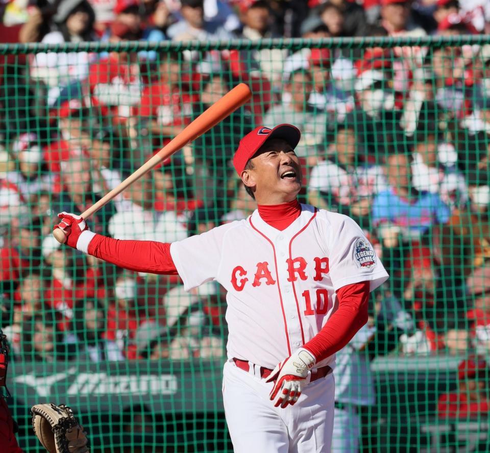 　ＨＲ＆ヒットチャレンジで、鋭いスイングを見せる金本知憲氏（撮影・市尻達拡）