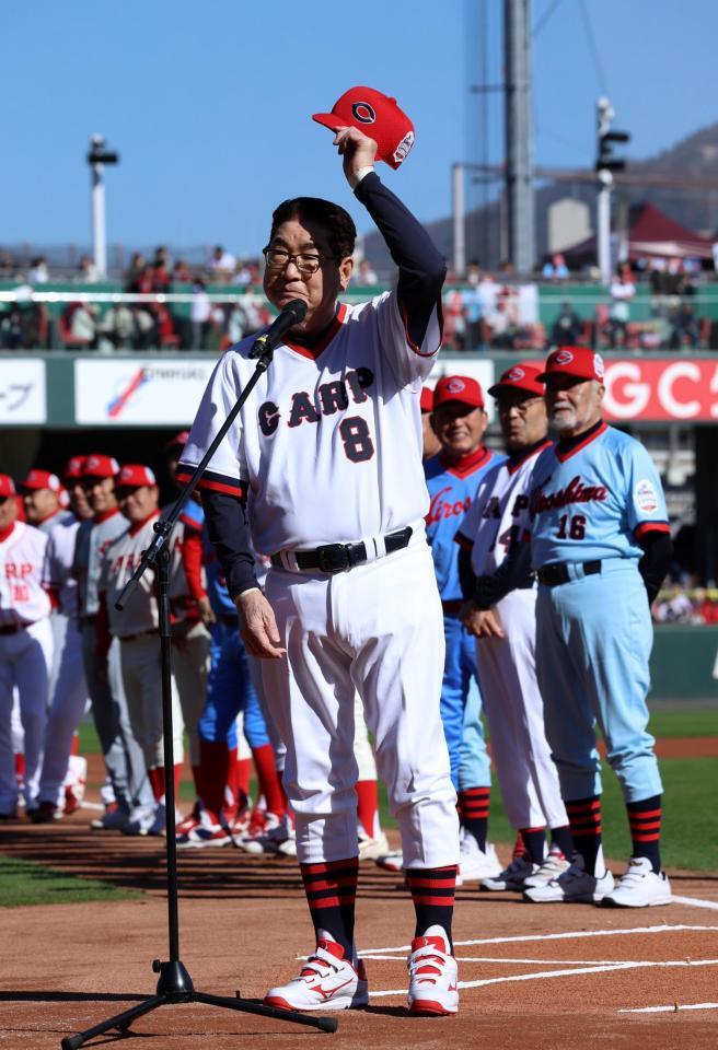 　試合前に、ファンにあいさつする山本浩二氏（撮影・市尻達拡）