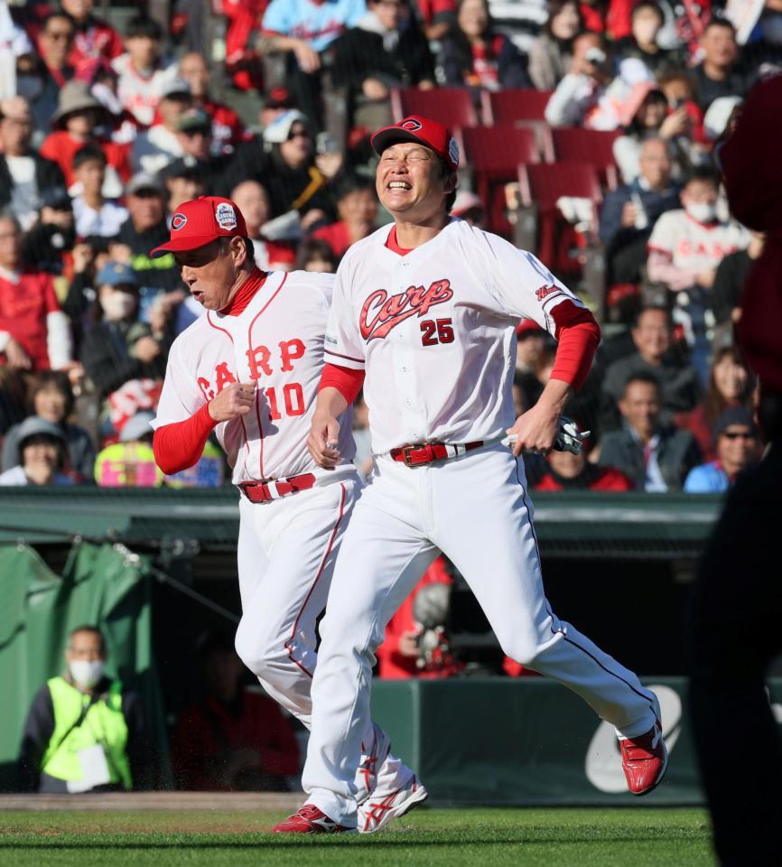 　２回、三本間に挟まれ、金本知憲氏から激しいタッチを受ける三走の新井監督（撮影・市尻達拡）