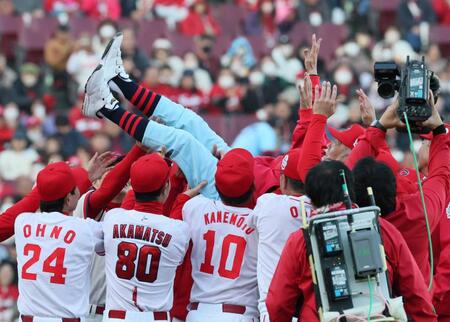 　紅白戦を勝利で終え、胴上げされる安仁屋氏