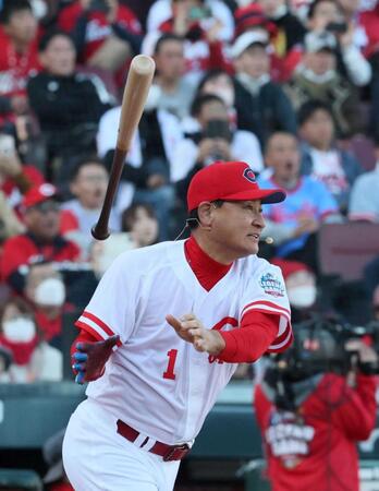 　黒田球団アドバイザーとの夢のレジェンド対決で、美しいバット投げを披露する前田氏