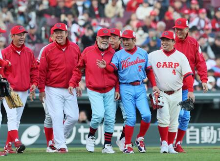【写真】レジェンドだらけのカープOB戦「二遊間復活」熱い抱擁?に歓喜