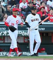 　夢のレジェンド対決で登場する大野豊氏と高橋由伸氏（撮影・市尻達拡）