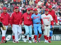 　紅白戦に勝利し、選手と一緒にグラウンドに出る監督を務めた広島ＯＢ・安仁屋宗八氏＝２９日