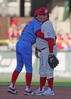 　紅白戦の５回、広島ＯＢ・正田耕三氏を押す、広島ＯＢ・高橋慶彦氏＝２９日