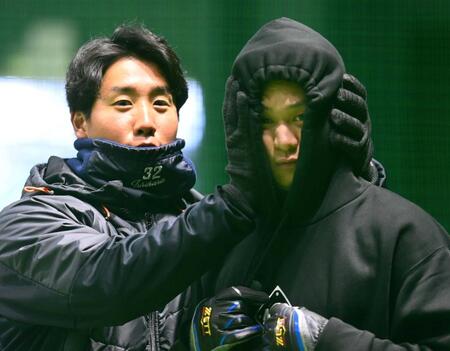 　室内でトレーニングする石原（左）と森はカメラに向かっておどける＝２３年１月