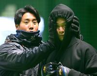 　室内でトレーニングする石原（左）と森はカメラに向かっておどける＝２３年１月