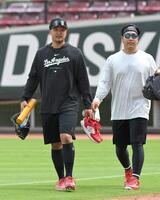 　グラウンドでの練習を終え、石原貴規と引き上げる森翔平＝２４年１０月