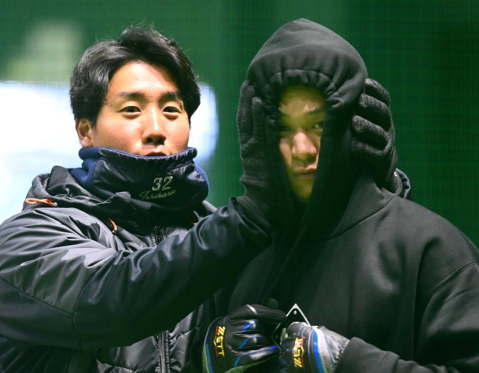 　室内でトレーニングする石原（左）と森はカメラに向かっておどける＝２３年１月