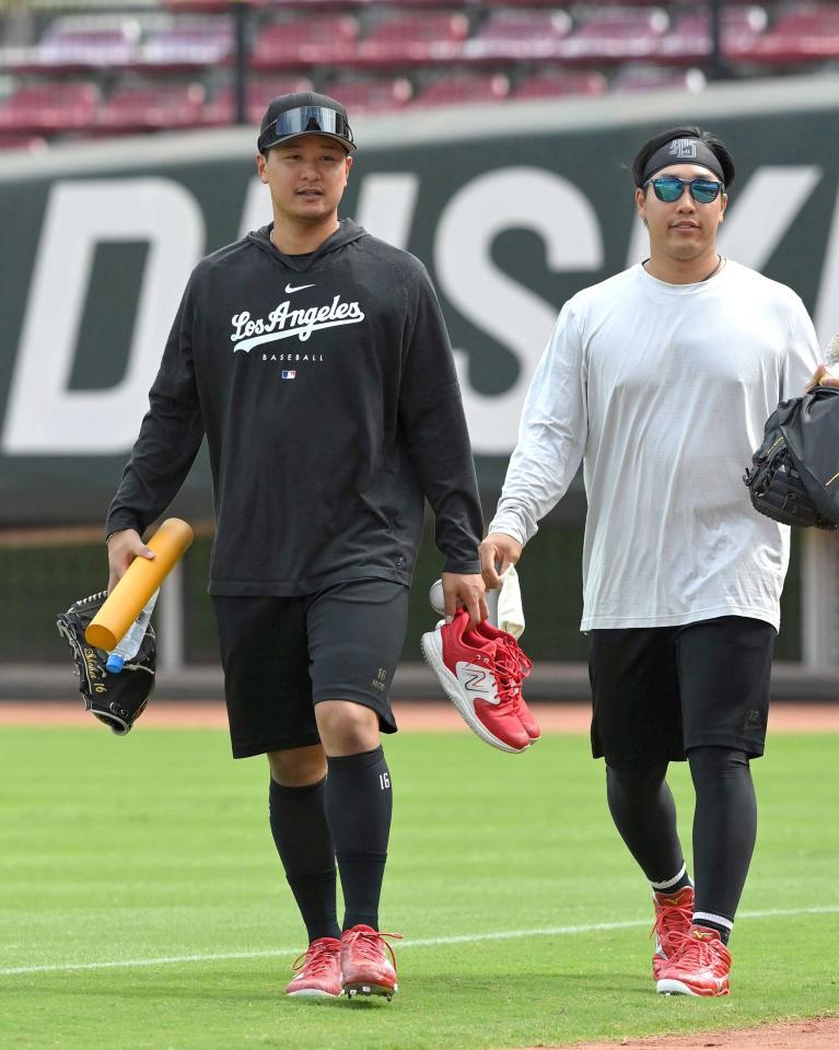 　グラウンドでの練習を終え、石原貴規と引き上げる森翔平＝２４年１０月