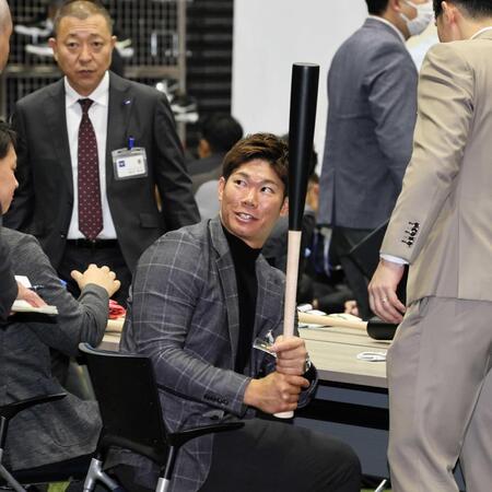 　バットを持つ坂倉（撮影・田中太一）