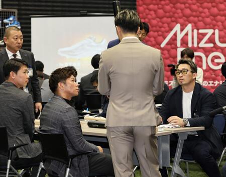 　西川（手前）と話をする（右から）カブス・鈴木、坂倉、堂林（撮影・田中太一）
