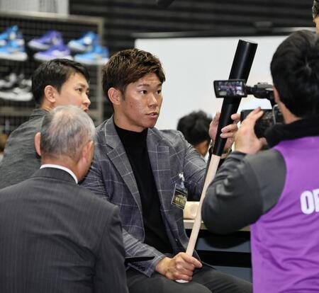 　バットを持つ坂倉（撮影・田中太一）