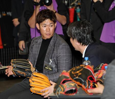 　前田（右）と話をする坂倉（撮影・田中太一）