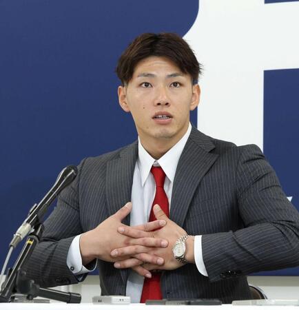 　契約を更改し、会見に臨む中村奨