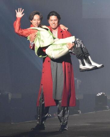 　ランウェイで菊地にお姫様抱っこされる羽月