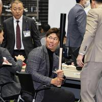 　バットを持つ坂倉（撮影・田中太一）