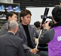 　バットを持つ坂倉（撮影・田中太一）