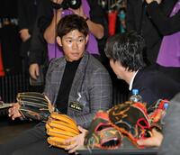 　前田（右）と話をする坂倉（撮影・田中太一）