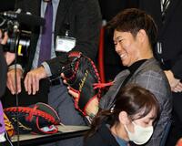 　ミットの感触を確かめる坂倉（撮影・田中太一）