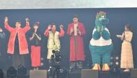 　歓声に応える（左から）小園、渡辺リサ、羽月、菊地、スラィリー
