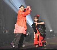 　ランウェイで妻の渡辺リサ（右）とポーズを決める小園