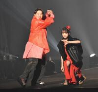 　ランウェイで妻の渡辺リサ（右）とポーズを決める小園