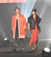 　妻の渡辺リサ（右）とランウェイを歩く小園