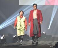 ランウェイを歩く羽月（左）と菊地（右）