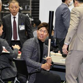 　バットを持つ坂倉（撮影・田中太一）