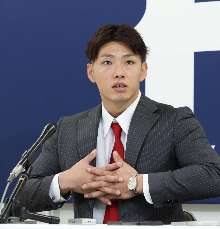 　契約を更改し、会見に臨む中村奨