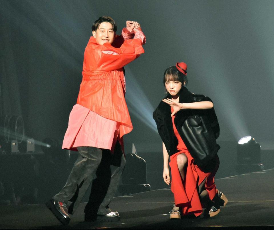 　ランウェイで妻の渡辺リサ（右）とポーズを決める小園（撮影・高橋涼太朗）