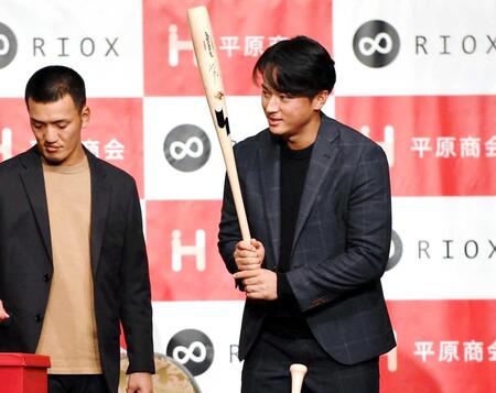 　指輪が輝く中でバットを手にする佐々木