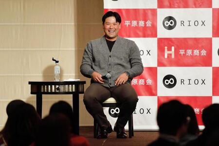 　トークショーで笑う末包（撮影・畠山賢大）