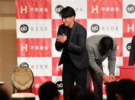 　プレゼントをゲットしたファンに拍手を送る佐々木（撮影・畠山賢大）