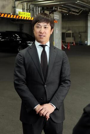 　来季からのアナリスト就任が発表され、取材に応じる上本崇司氏（撮影・市尻達拡）