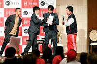 　司会者から指示を受ける佐々木（中央）（撮影・畠山賢大）